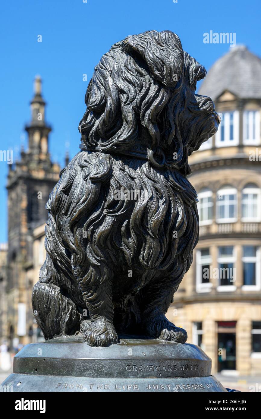 Statua di Greyfriars Bobby, il terrier Skye che si ritiene fosse la guardia sopra la sua tomba del padrone per 14 anni, Candlemakers Row, Edimburgo, Scozia Foto Stock