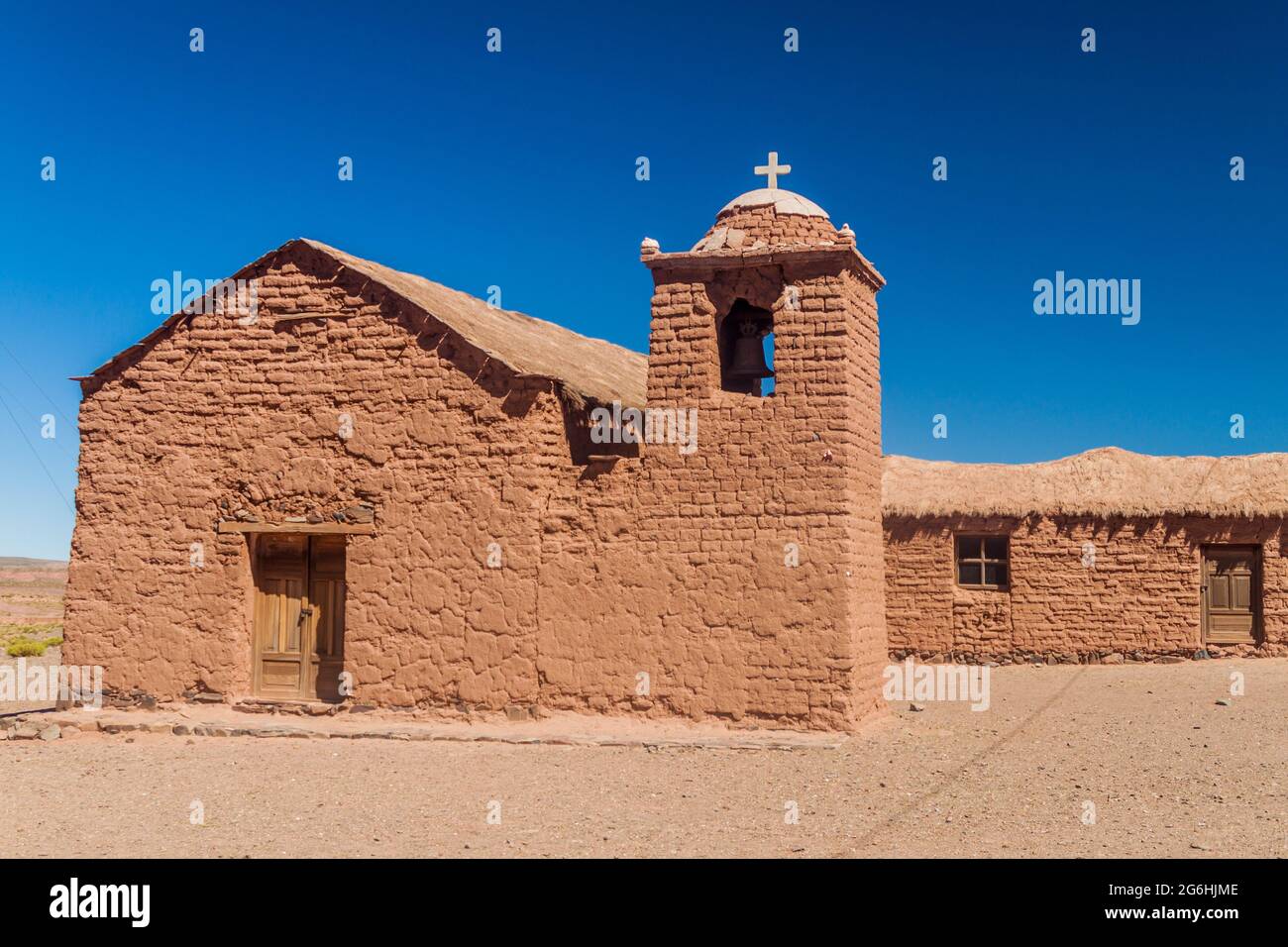 Chiesa di Adobe nel villaggio di Cerrillos su Altipano boliviano Foto Stock