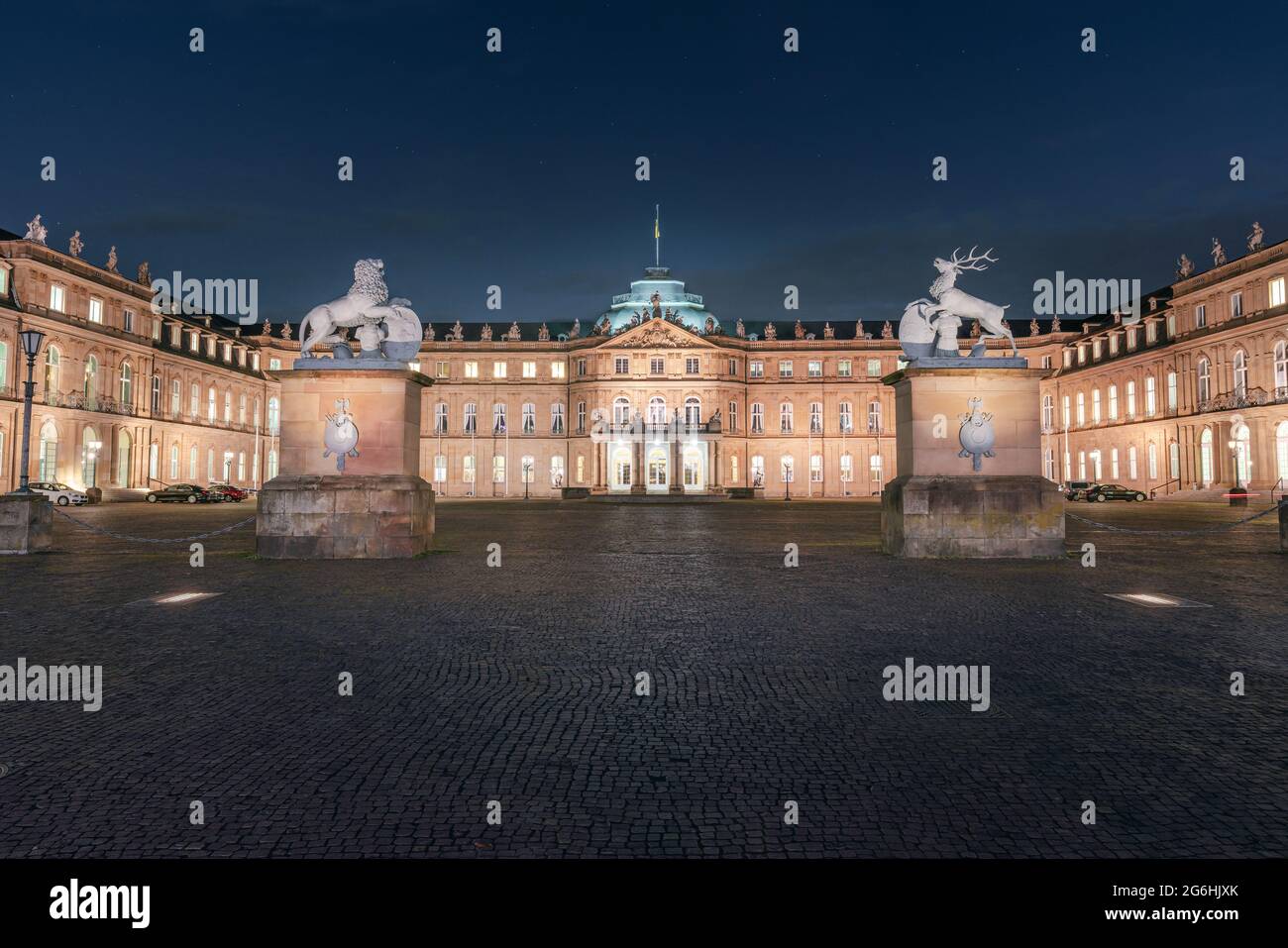 Palazzo nuovo di Stoccarda (Neues Schloss) di notte - Stoccarda, Germania Foto Stock