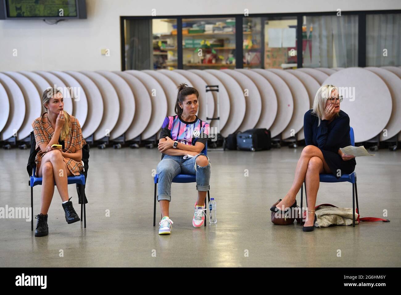 Da sinistra a destra) Love Island STAR e Influencer Zara McDermott, ex  calciatore inglese Fara Williams e Ministro del digitale e della cultura  Caroline Dinenage incontrano le ragazze della squadra di calcio
