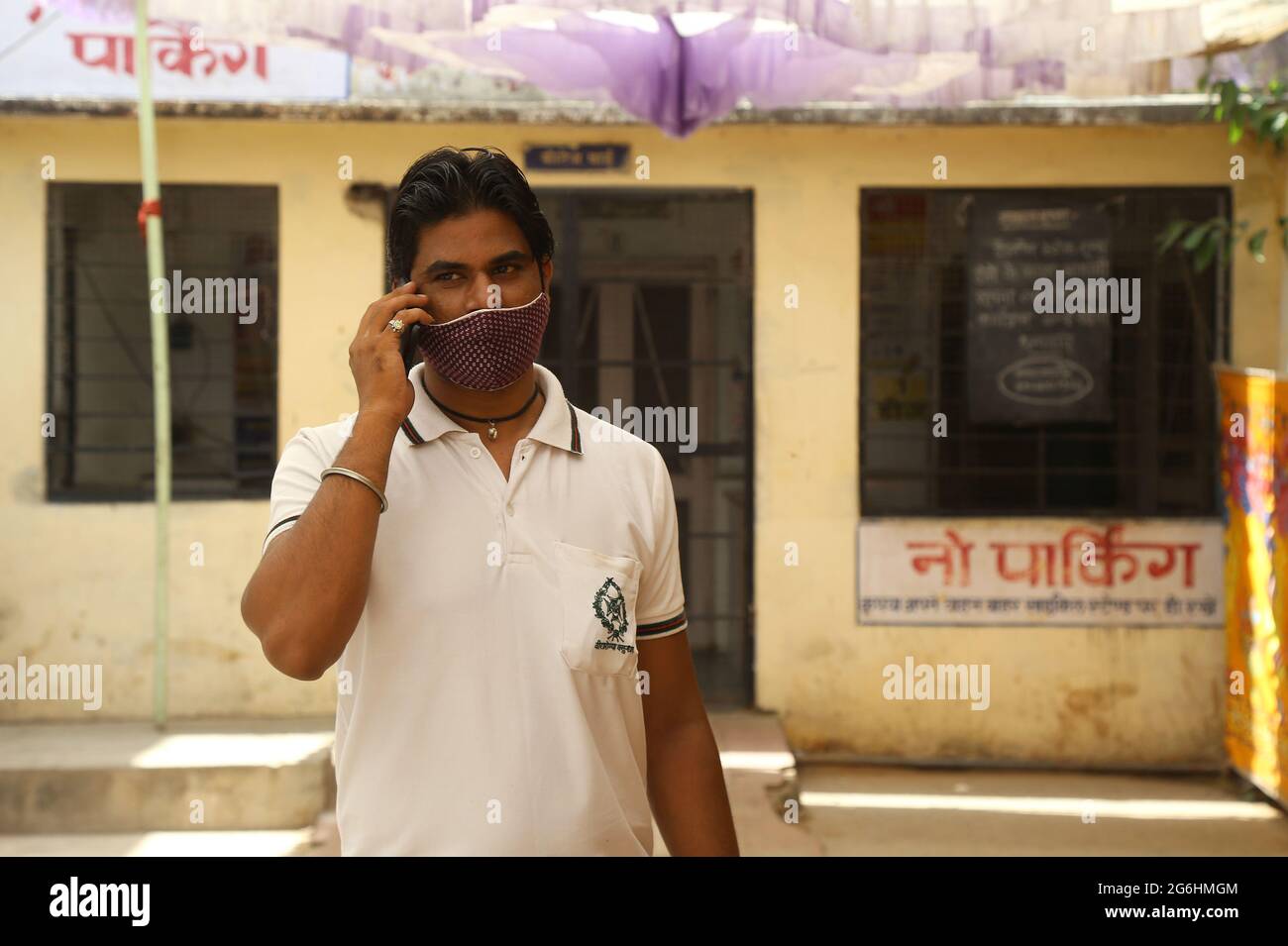 Beawar, India. 06 luglio 2021. I cittadini aspettano di essere vaccinati contro la malattia del coronavirus in un centro di vaccinazione chiuso COVID-19 dove viene messo un avviso relativo alla carenza di vaccino, a Beawar. La vaccinazione COVID è stata chiusa da sabato 3 luglio. Il ministro principale Ashok Gehlot ha affermato che il governo centrale non sta fornendo le dosi necessarie per dichiarare, con conseguente sospensione regolare delle vaccinazioni. (Foto di Sumit Saraswat/Pacific Press) Credit: Pacific Press Media Production Corp./Alamy Live News Foto Stock