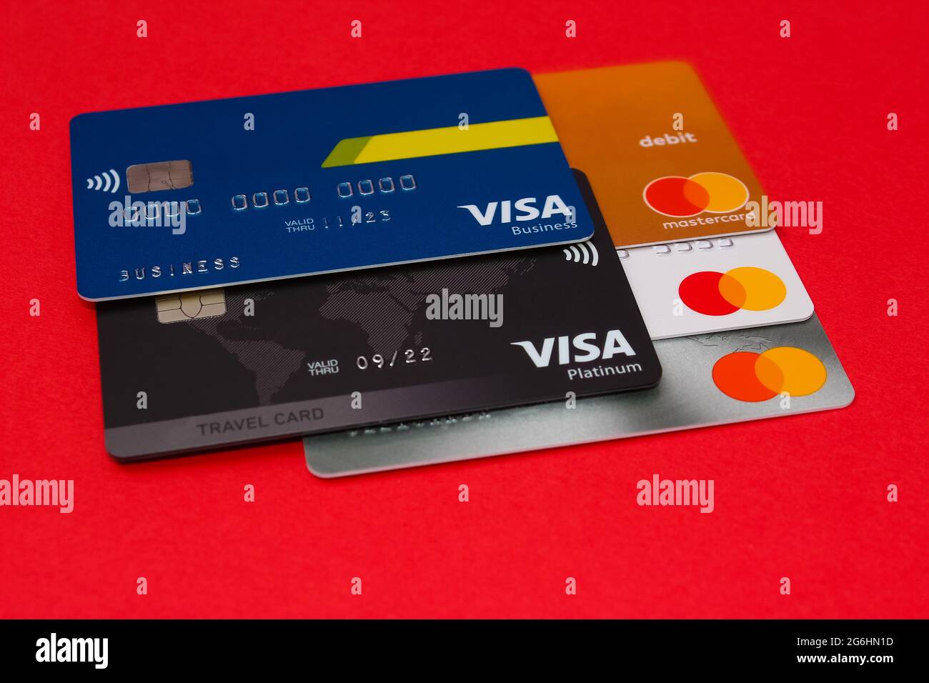 Kiev, Ucraina - 18 aprile 2021: Primo piano su carta di credito Mastercard  e Visa su sfondo rosso Foto stock - Alamy