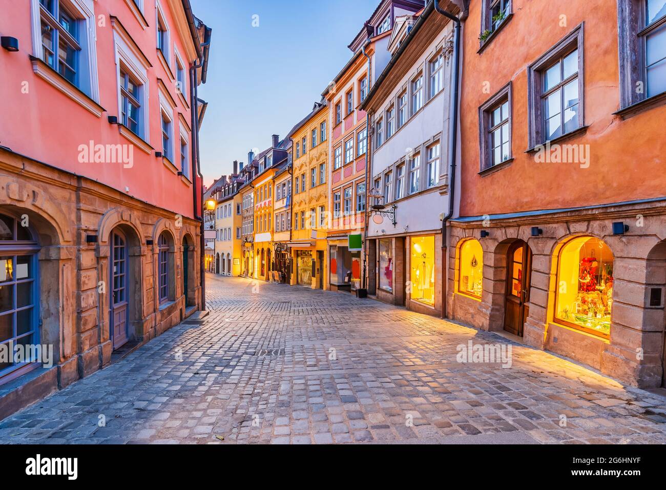 Bamberga, Germania. Strada colorata nella città vecchia. Foto Stock