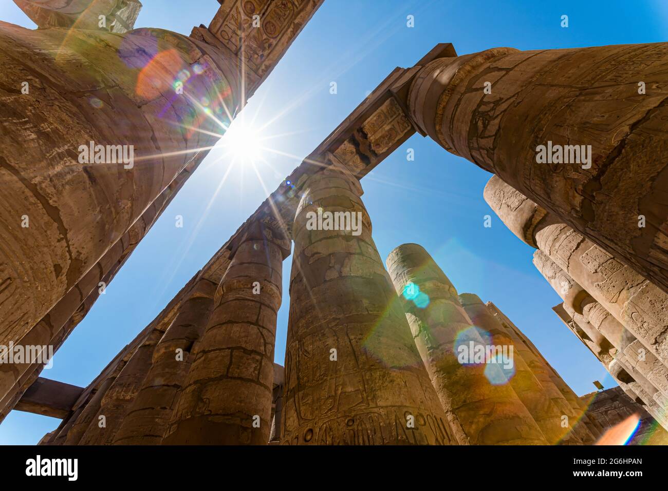 colonne antiche in un tempio di karnak a luxor in egitto Foto Stock