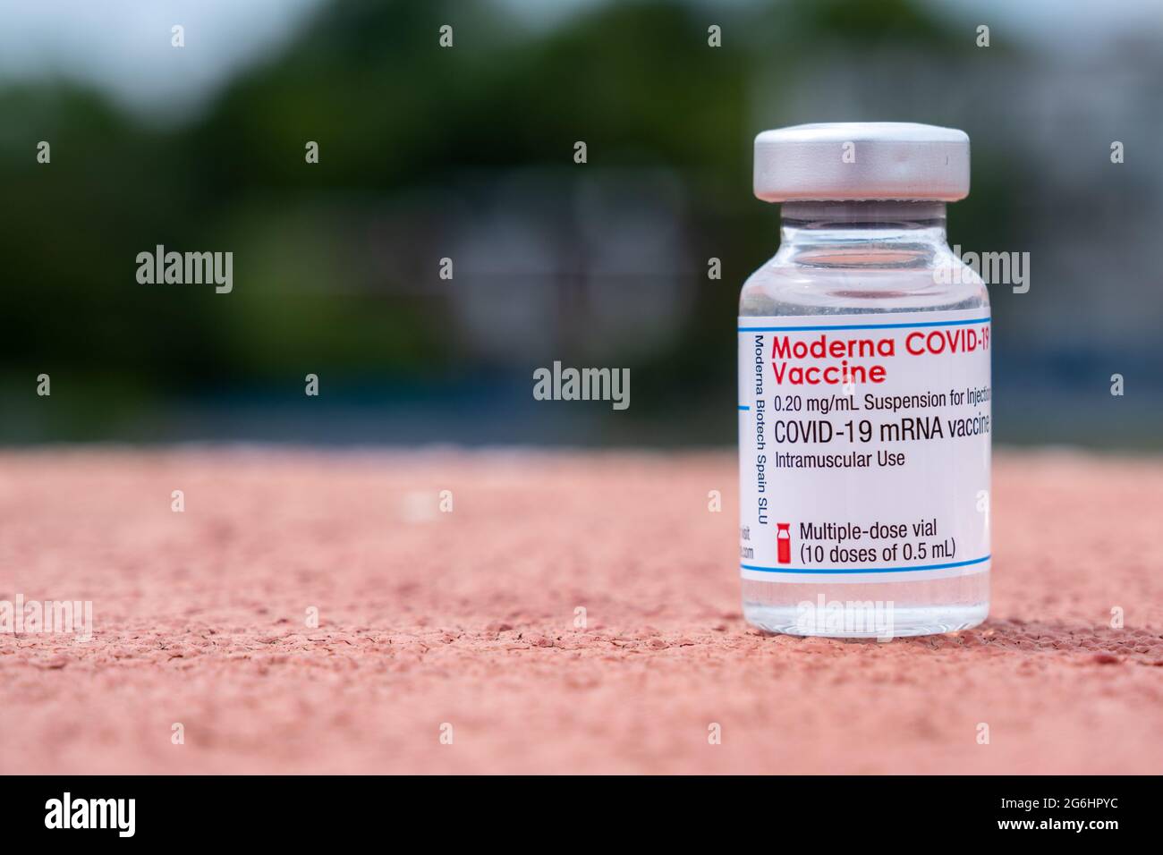 Montreal, CA - 25 Giugno 2021: Fiala di vaccino moderna Covid-19 Foto Stock