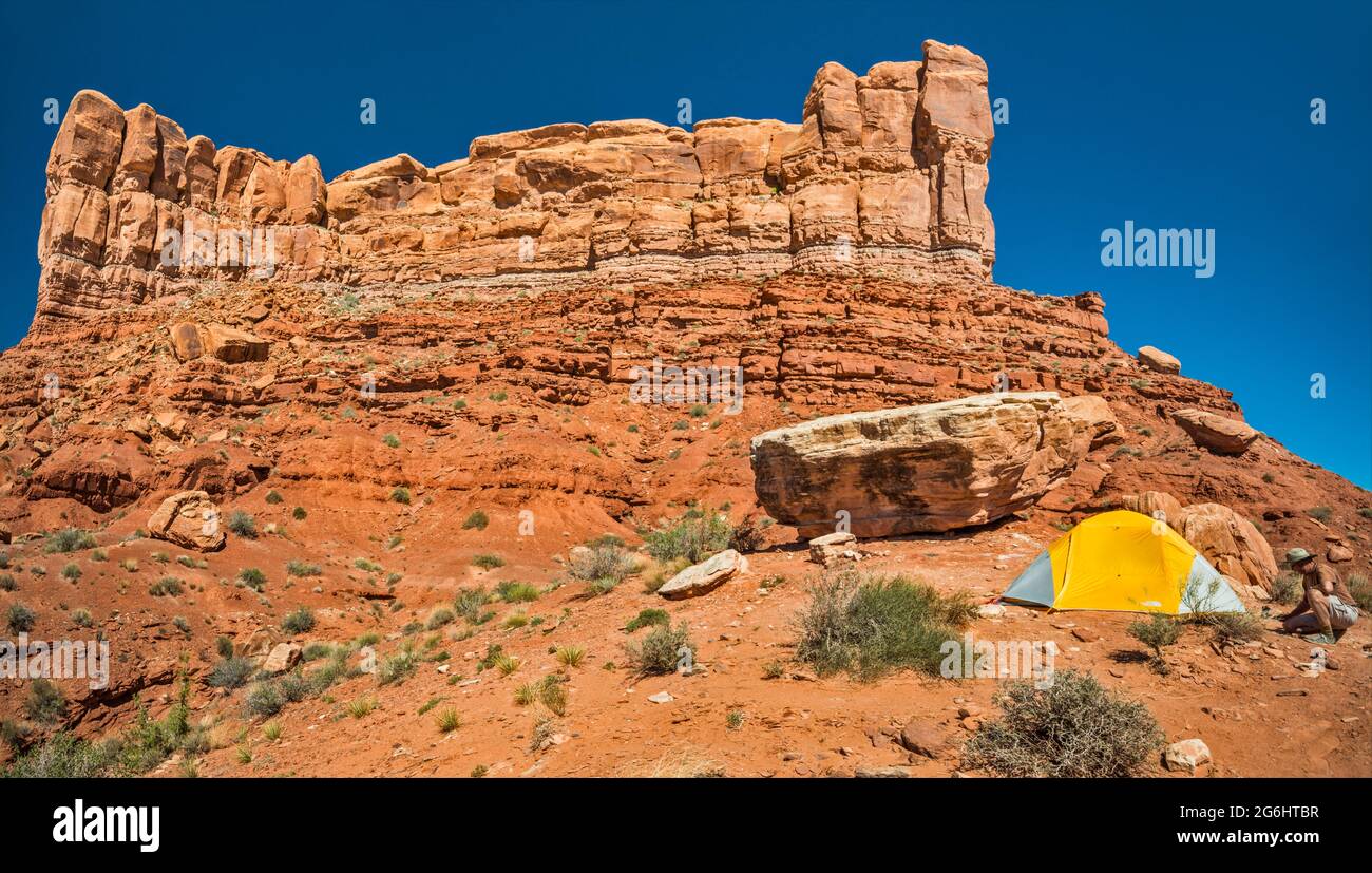 Campeggio nella formazione di arenaria nella Valle degli dei, Bears Ears National Monument, Utah, USA Foto Stock