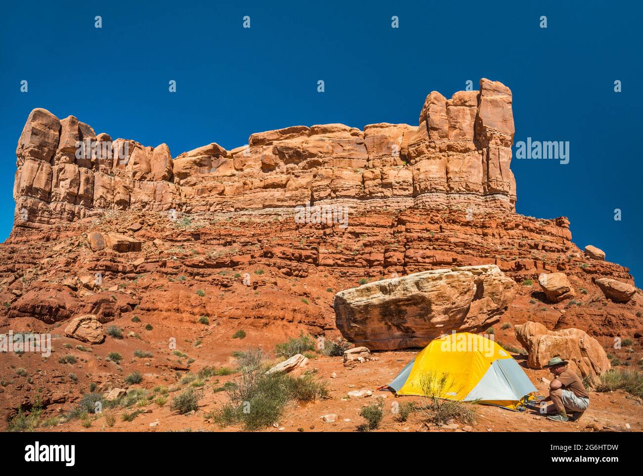 Campeggio nella formazione di arenaria nella Valle degli dei, Bears Ears National Monument, Utah, USA Foto Stock
