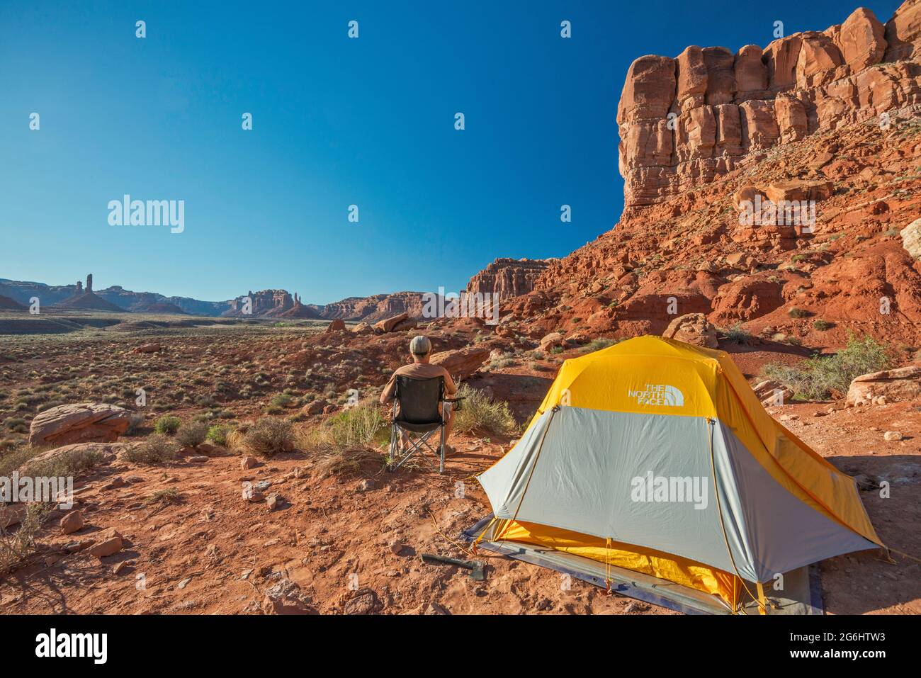 Campeggio nella formazione di arenaria nella Valle degli dei, Bears Ears National Monument, Utah, USA Foto Stock