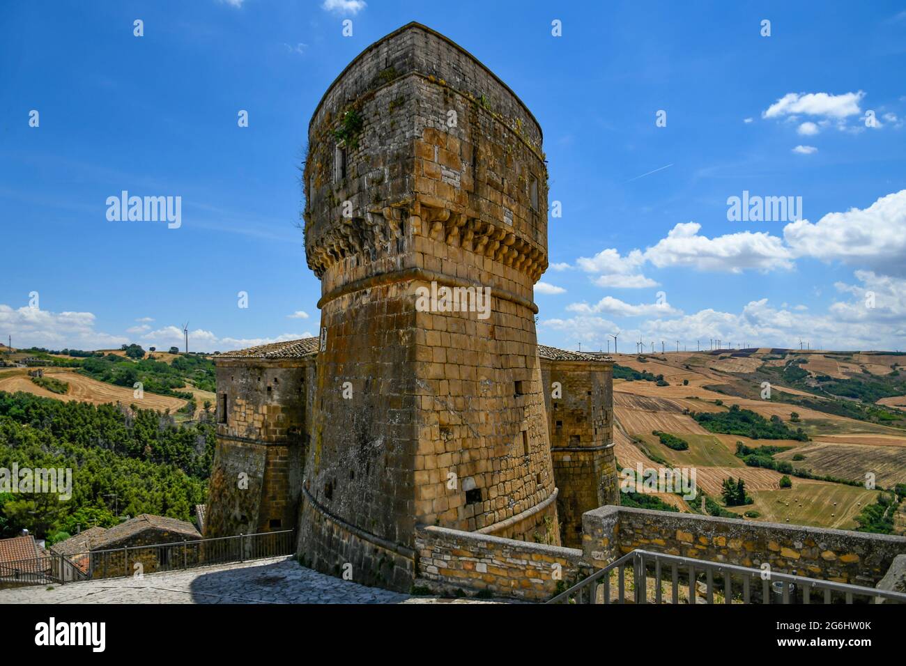 Rocchetta Sant'Antonio, Italia, 3 luglio 2021. Una torre medievale del castello del 16 ° secolo in un villaggio in Puglia. Foto Stock