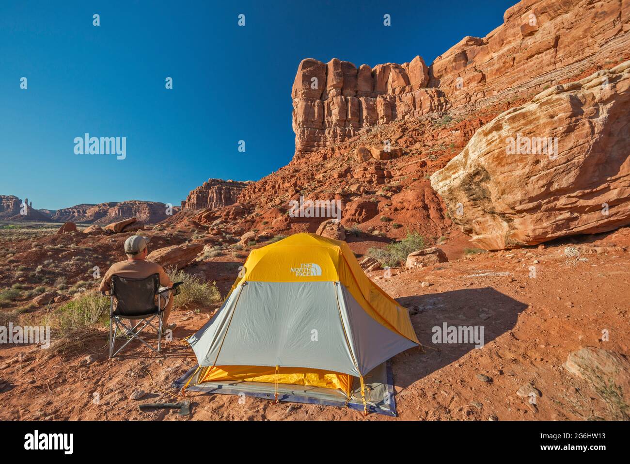 Campeggio nella formazione di arenaria nella Valle degli dei, Bears Ears National Monument, Utah, USA Foto Stock
