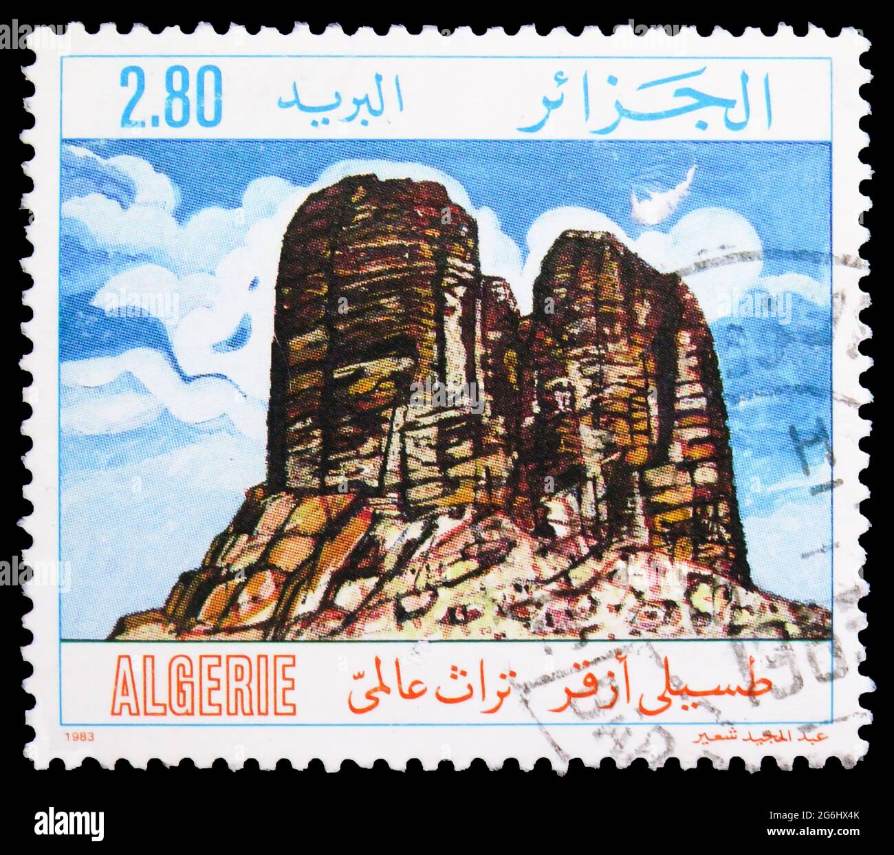 MOSCA, RUSSIA - 28 APRILE 2020: Francobollo stampato in Algeria mostra i Monti Tassili, circa 1983 Foto Stock