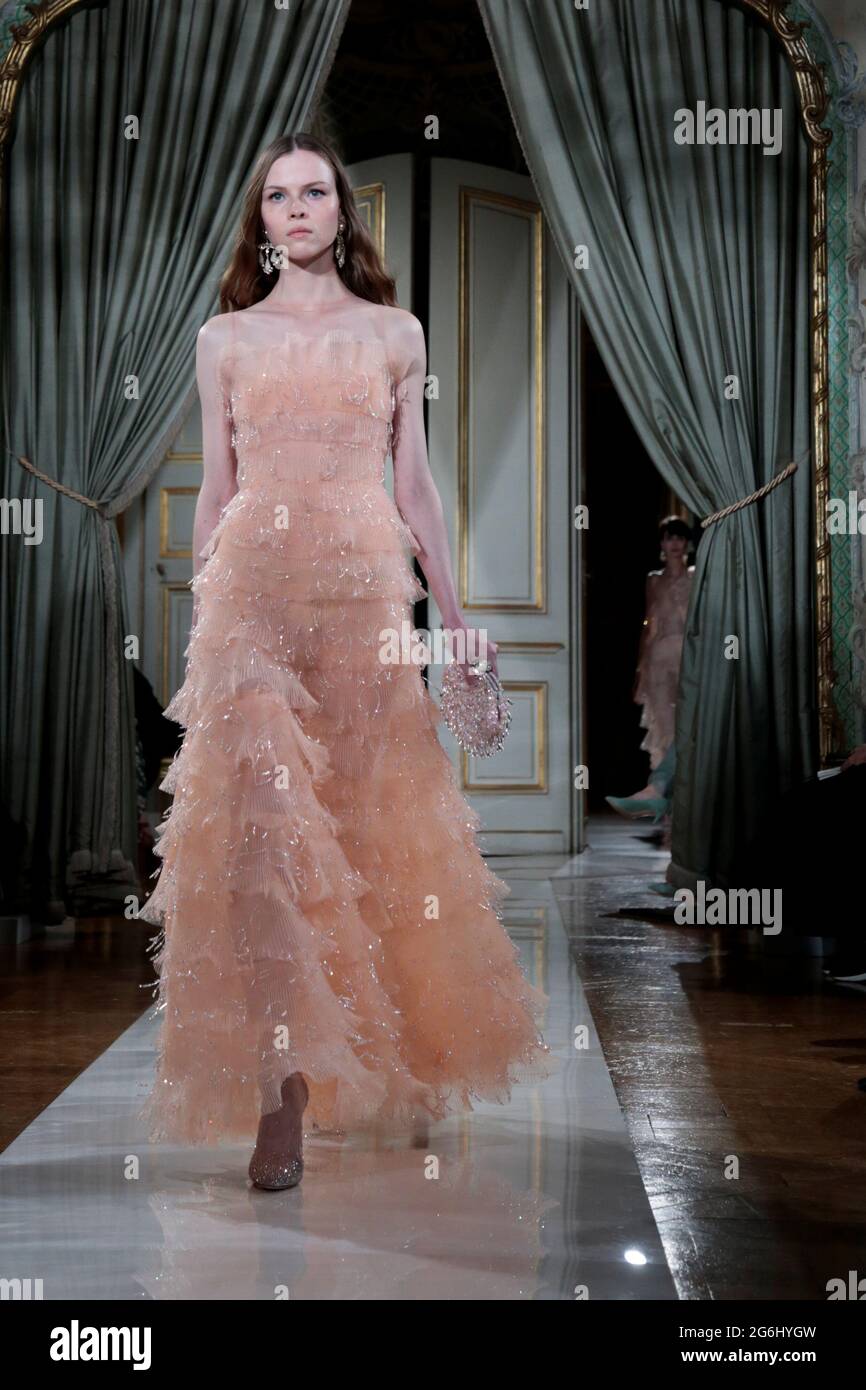 Un modello presenta una creazione dello stilista Giorgio Armani come parte  della sua collezione Haute Couture Autunno/Inverno 2021-2022 per la casa di  moda Giorgio Armani Prive a Parigi, Francia, 6 luglio 2021.