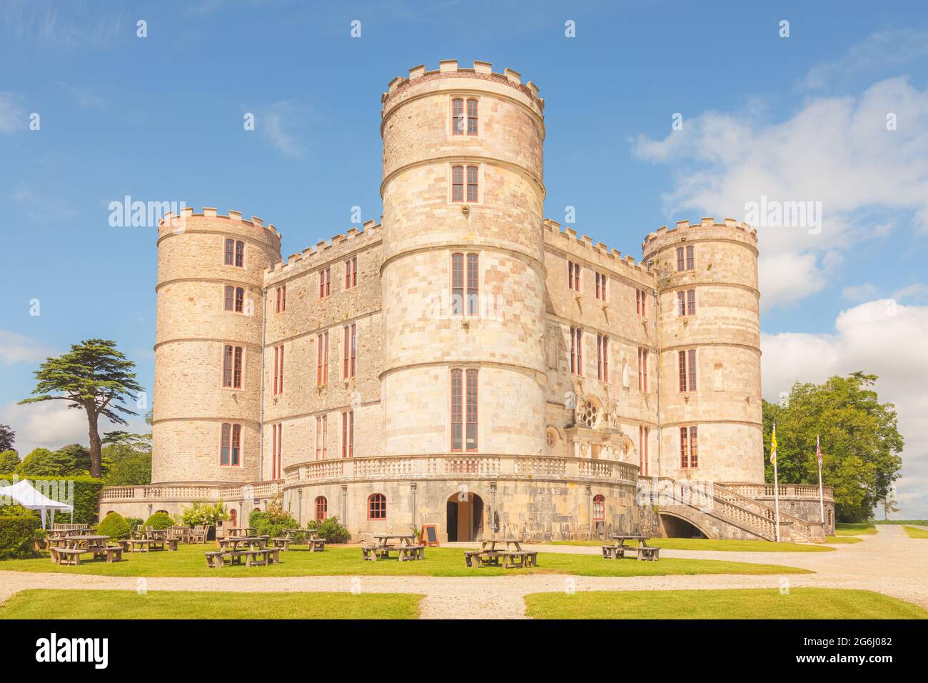 East Lulworth, Regno Unito - 25 2021 giugno: Lo storico castello medievale di Lulworth, Dorset, Regno Unito, in una soleggiata giornata estiva. Foto Stock