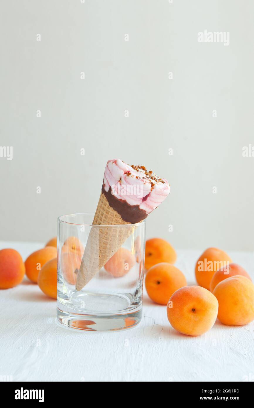 gelato con albicocca. cono di icecream al bicchiere con albicocche Foto Stock