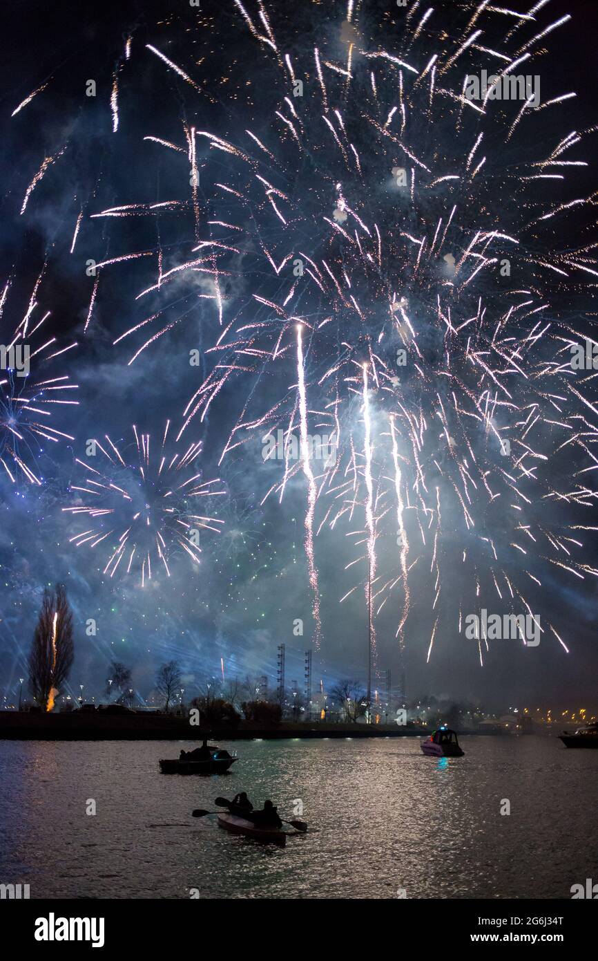 Fuochi d'artificio durante la Lettonia 100 anni di celebrazione nella capitale riga. Foto Stock