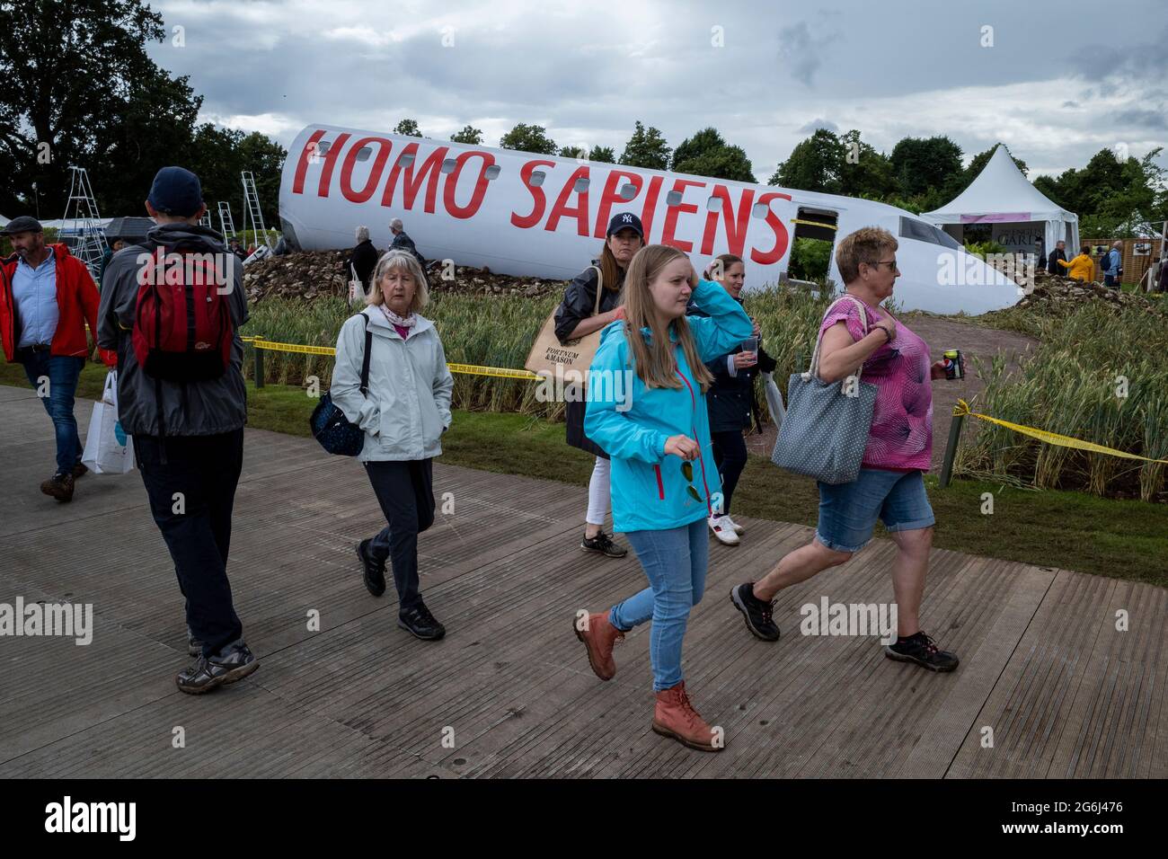 Londra, Regno Unito. 6 luglio 2021. I visitatori passano 'estinzione', un giardino progettato da Felicity o'Rourke, che affronta la sesta minaccia di estinzione di massa al pianeta. Il riprogrammato RHS Hampton Court Palace Garden Festival apre al pubblico. Annullata nel 2020 a causa della pandemia del coronavirus in corso, la più grande mostra di fiori del mondo include giardini di stilisti ispiratori, colloqui di celebrità, dimostrazioni e workshop. I visitatori dello spettacolo sono tenuti ad osservare i protocolli Covid-19. Credit: Stephen Chung / Alamy Live News Foto Stock