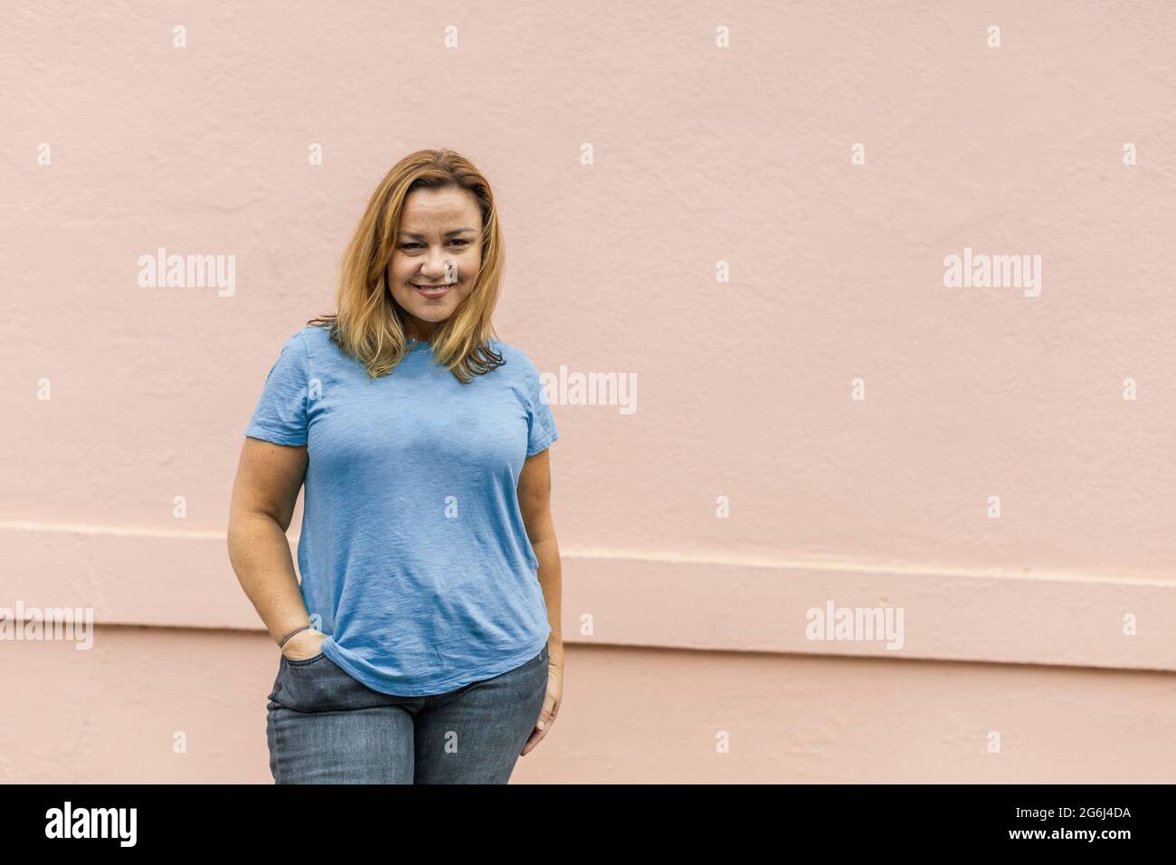 un'immagine completa di una donna in una t-shirt libera la tua mente con jeans Foto Stock