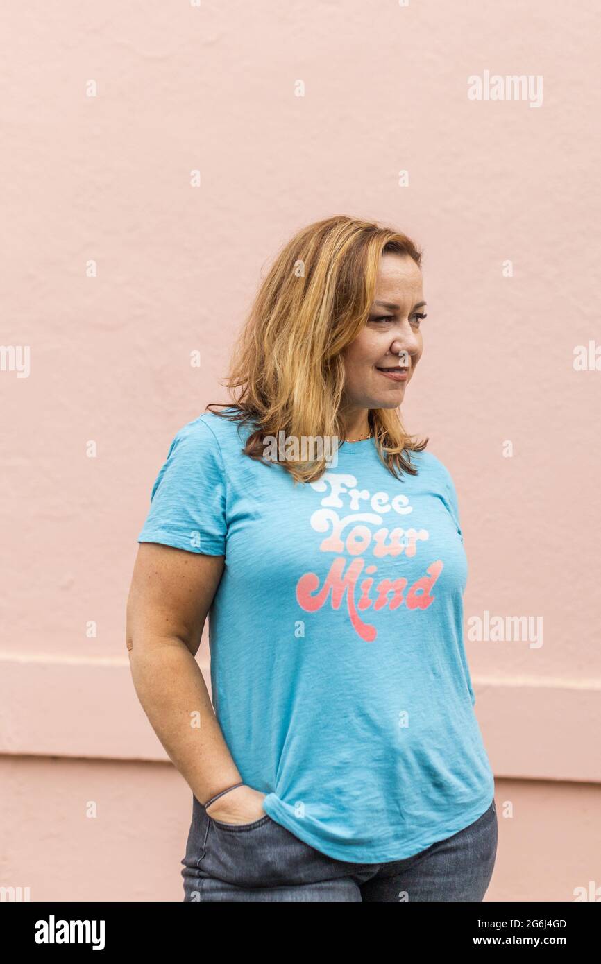 un'immagine completa di una donna in una t-shirt libera la tua mente con jeans Foto Stock