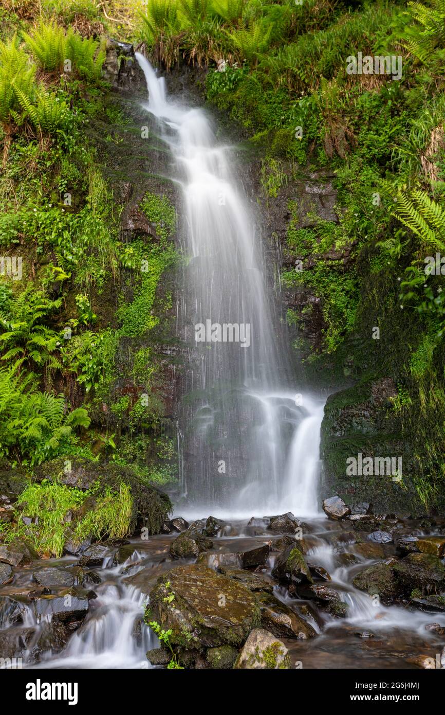 Lunga esposizione della cascata di Hollowbrook sulla costa sud-occidentale da Woody Bay alla foce di Heddons in Devon Foto Stock