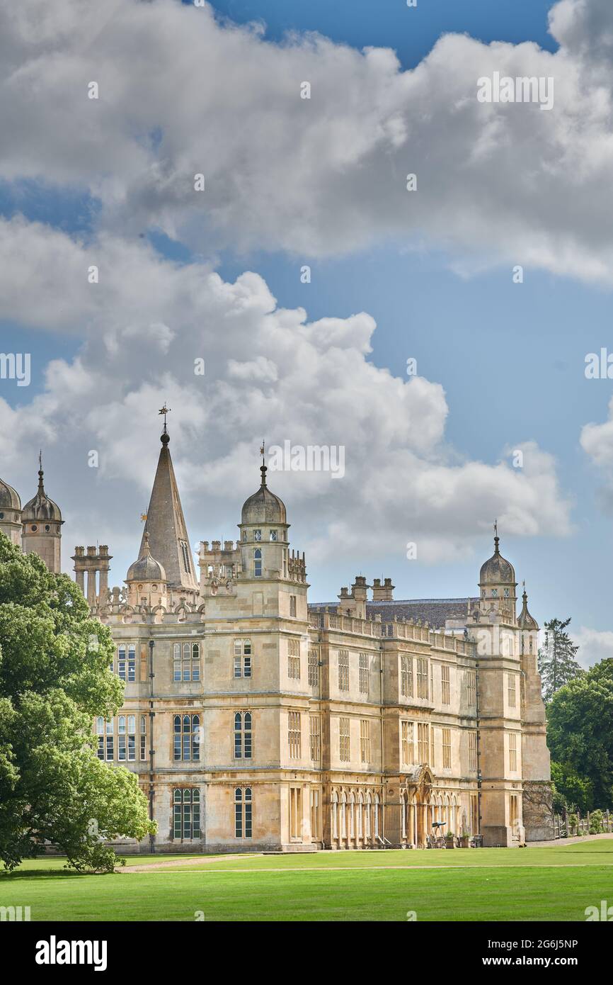 Burghley House, un palazzo elisabettiano costruito nel XVI secolo da William Cecil, tesoriere della regina Elisabetta i d'Inghilterra. Foto Stock