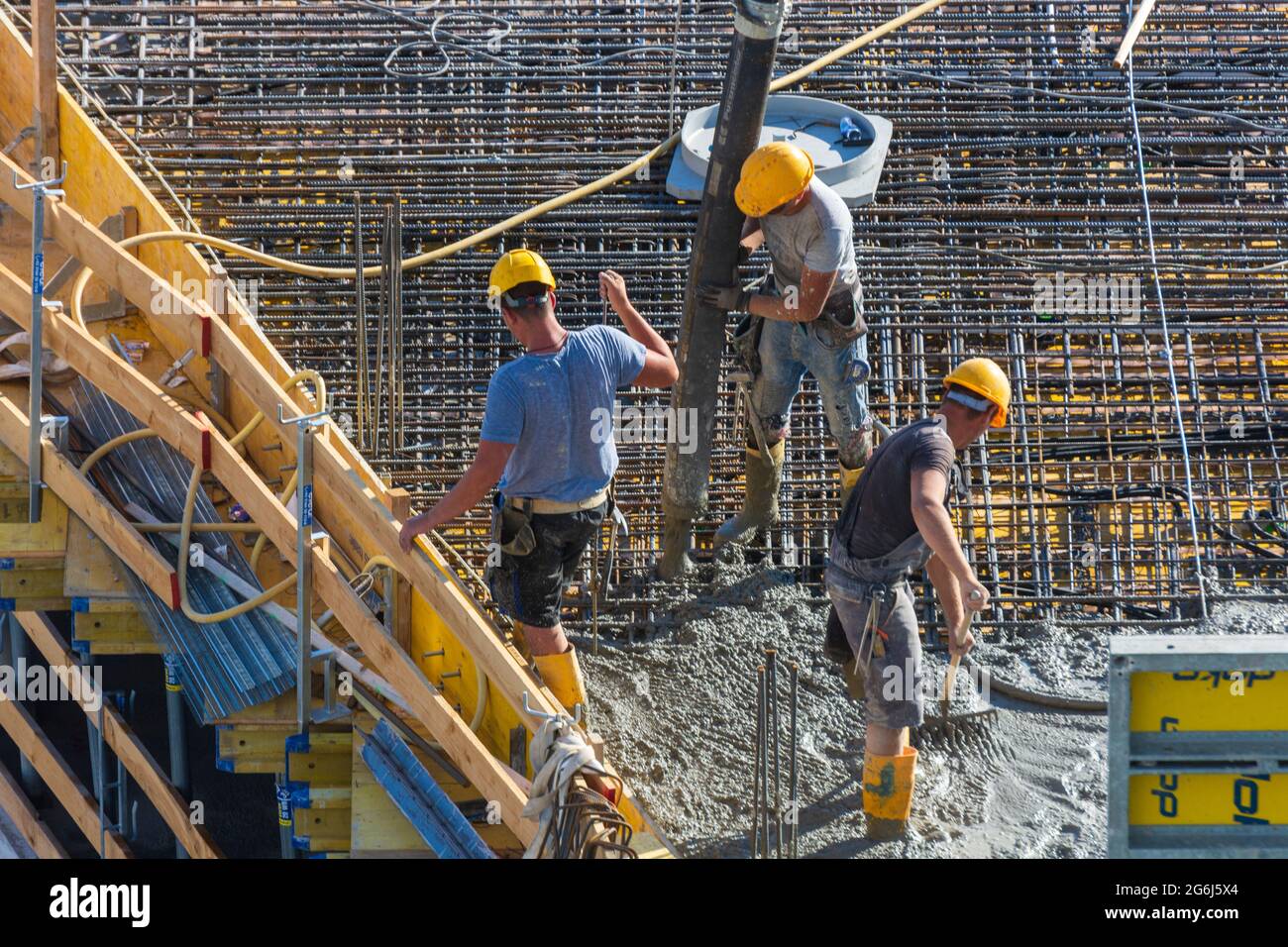 Wien, Vienna: Lavori di calcestruzzo in cantiere, lavoro, installazione di calcestruzzo preconfezionato con una pompa per calcestruzzo nel 22. Donaustadt, Wien, Austriaci Foto Stock