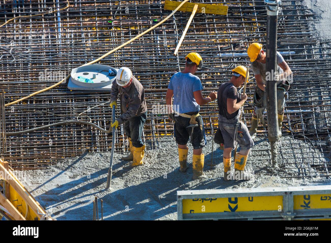 Wien, Vienna: Lavori di calcestruzzo in cantiere, lavoro, installazione di calcestruzzo preconfezionato con una pompa per calcestruzzo nel 22. Donaustadt, Wien, Austriaci Foto Stock