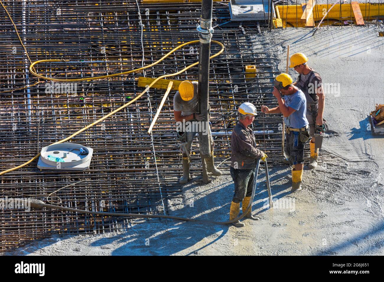 Wien, Vienna: Lavori di calcestruzzo in cantiere, lavoro, installazione di calcestruzzo preconfezionato con una pompa per calcestruzzo nel 22. Donaustadt, Wien, Austriaci Foto Stock