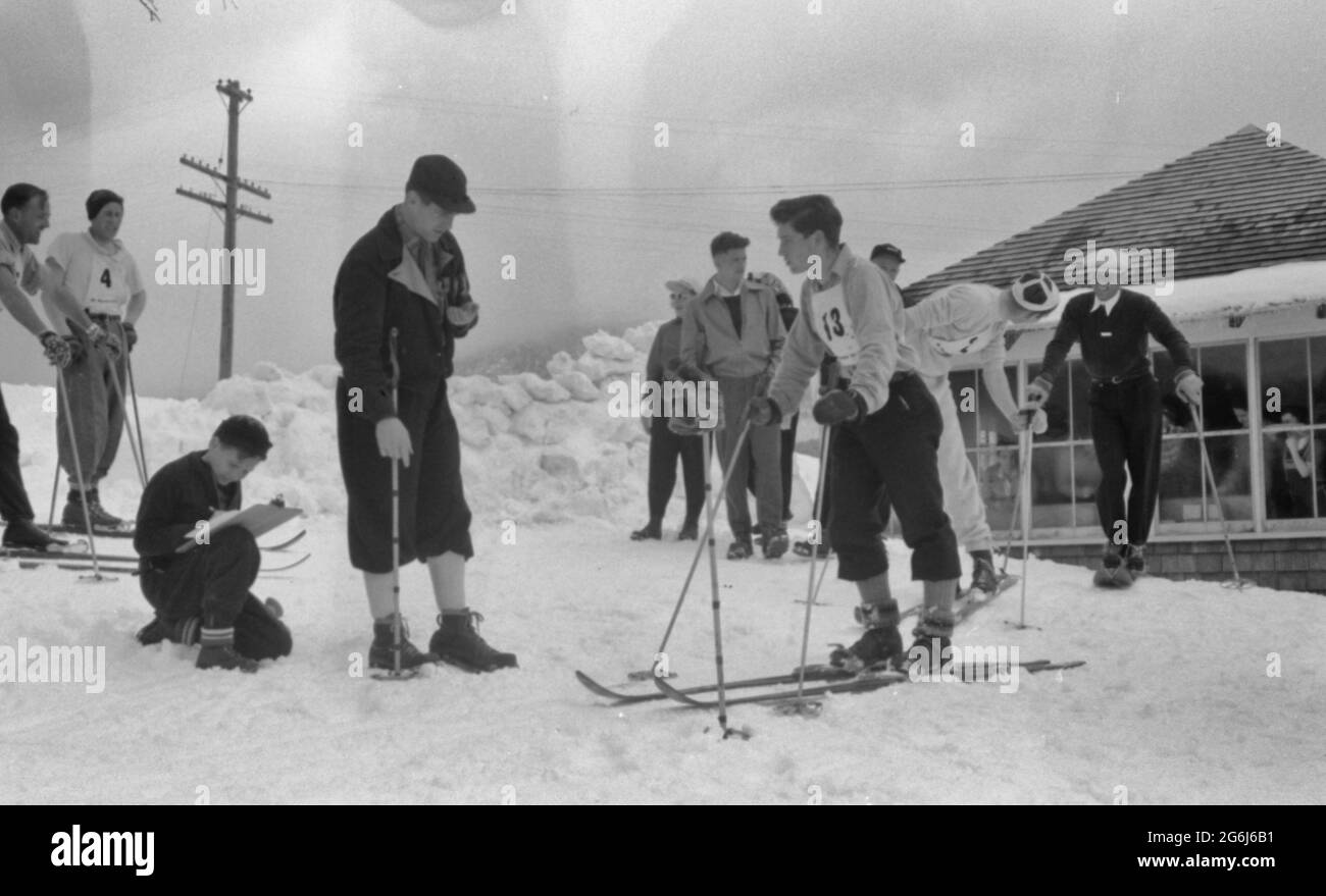 Sciatori durante l'ora di mezzogiorno fuori del casello ai piedi del Monte Mansfield, Smugglers Notch. Vicino a Stowe, Vermont, circa 1940 Foto Stock
