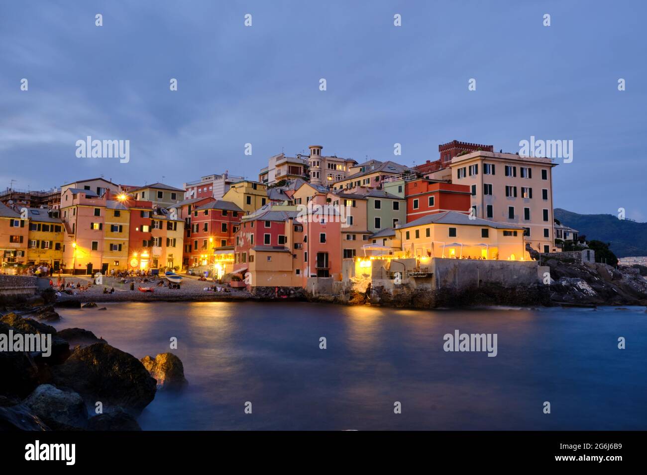 Una lunga esposizione foto della spiaggia di Boccadasse con le case colorate e le onde morbide dietro. Genova, Liguria, Italia Foto Stock