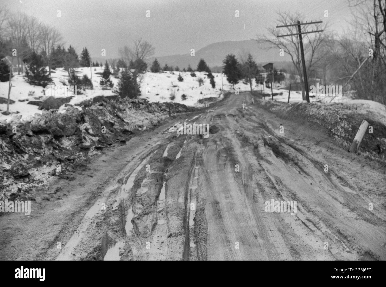 Strada fangosa dopo scongelamento, vicino a Stowe, Vermont, circa 1940 Foto Stock