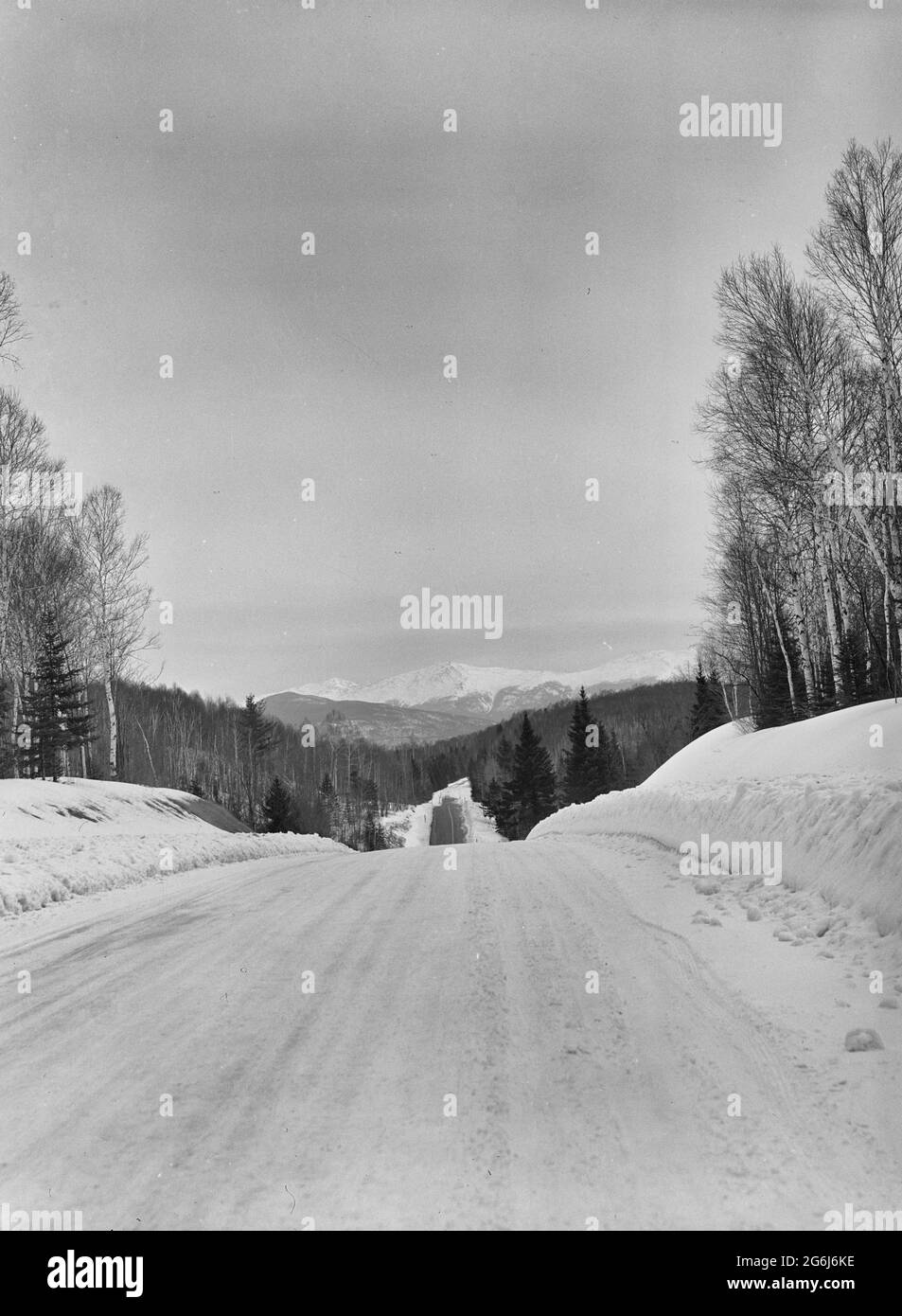 Strada di campagna e fattorie vicino a Stowe, Vermont. Snowscene, circa 1940 Foto Stock