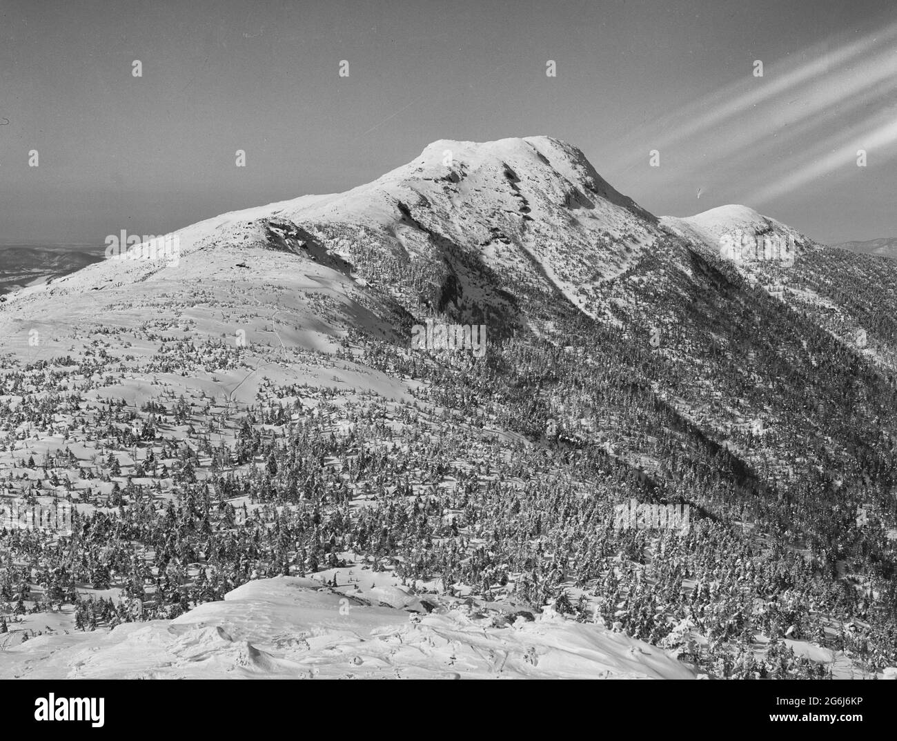Guardando verso nord-est dalla cima del Monte Mansfield. Contrabbandieri notch vicino Stowe, Vermont, circa 1940 Foto Stock