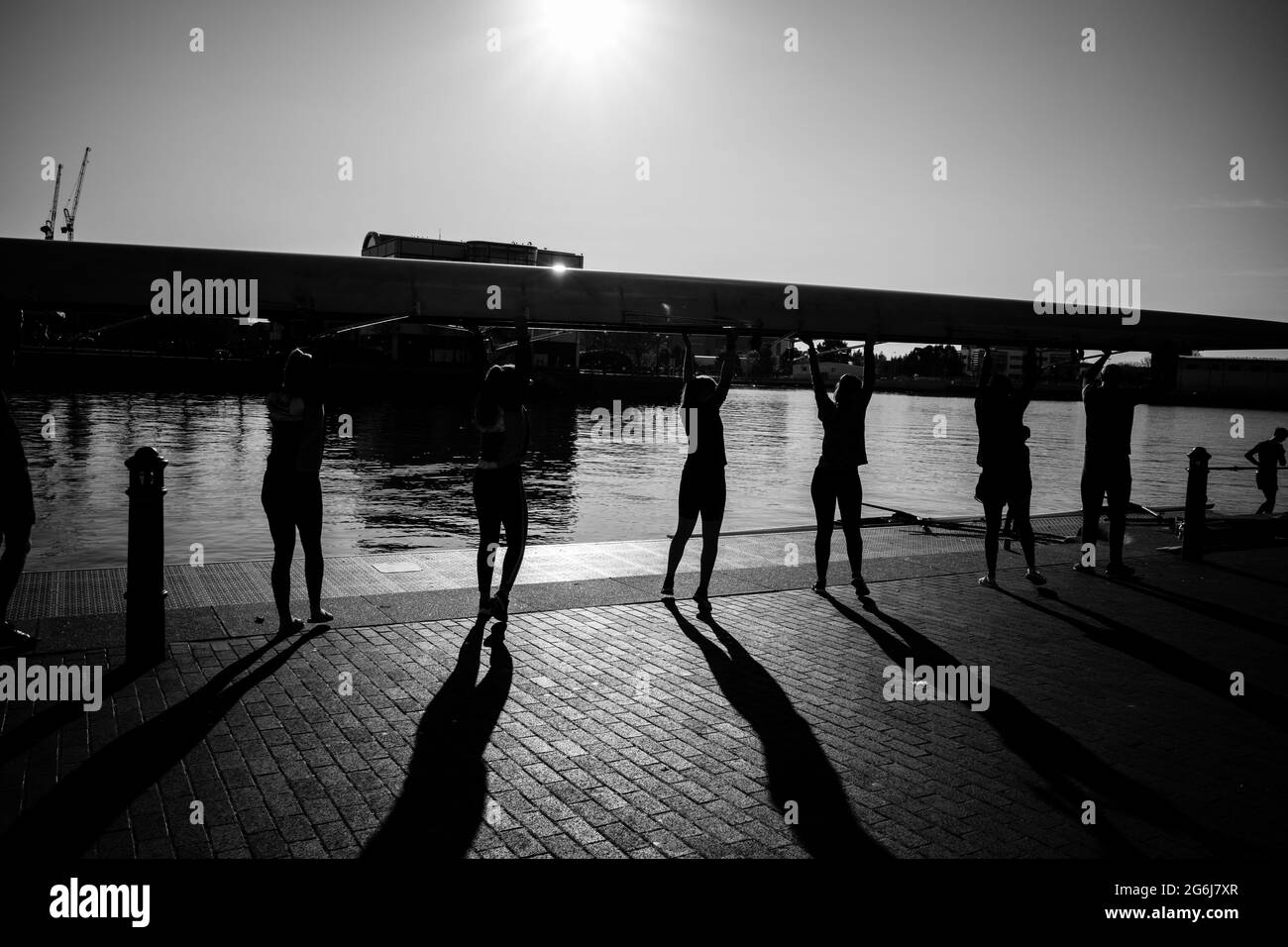 Salford Quays vogatori arrivare barca pronta per l'acqua monocromatico Foto Stock