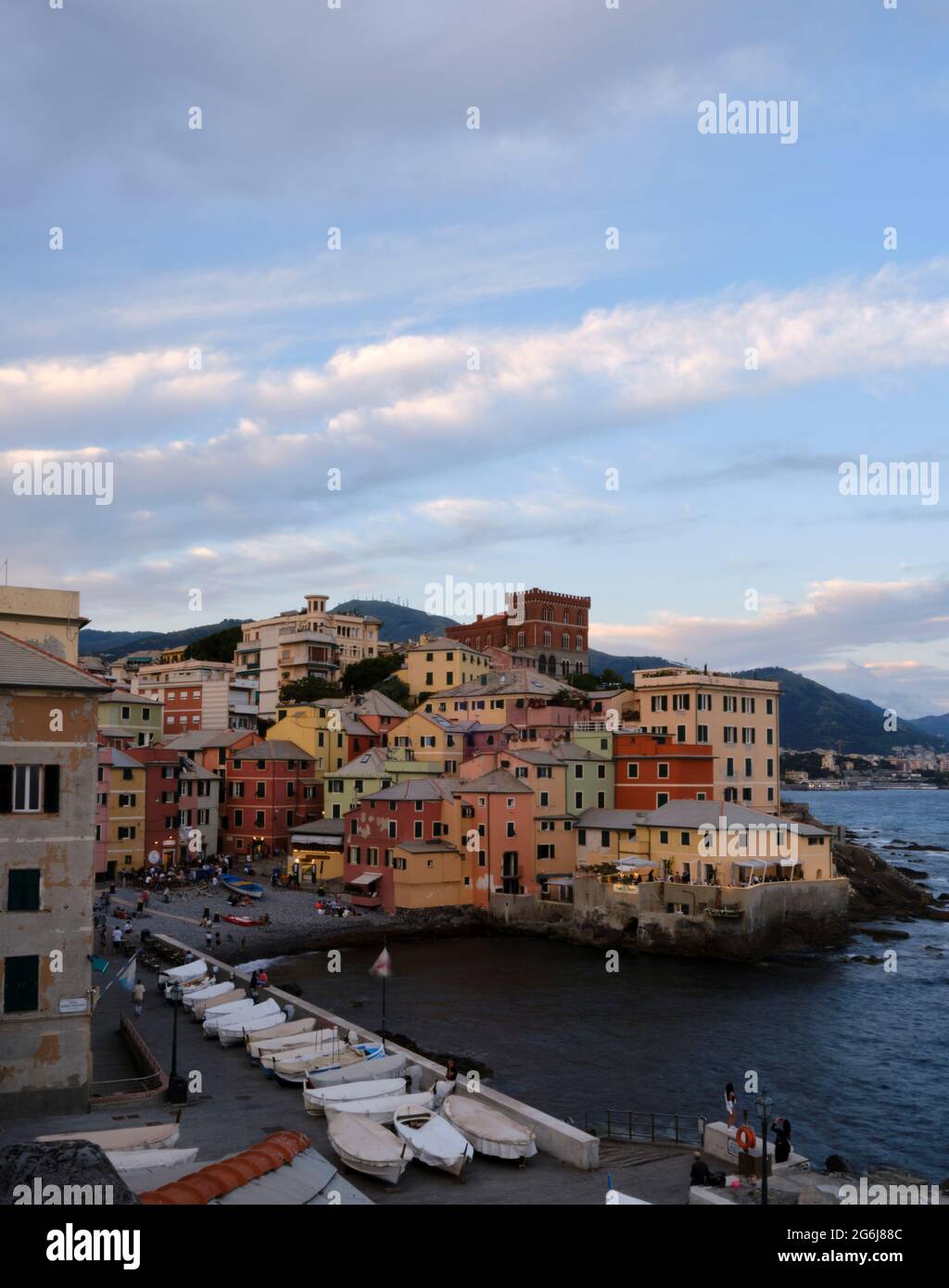 Una lunga esposizione foto della spiaggia di Boccadasse con le case colorate e le onde morbide dietro. Genova, Liguria, Italia Foto Stock