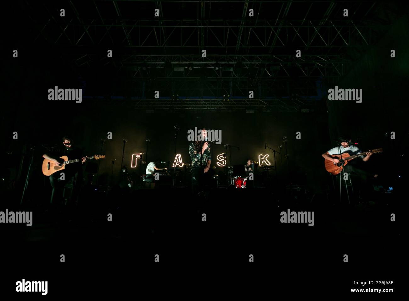 La rock band italiana Fast Animals e Slow Kids si esibisce dal vivo durante il festival dei fiori di Torino Foto Stock