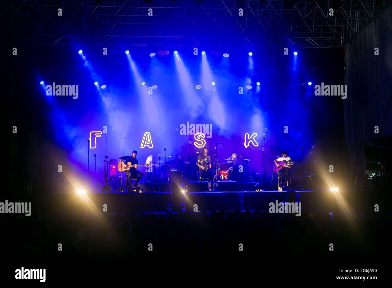 La rock band italiana Fast Animals e Slow Kids si esibisce dal vivo durante il festival dei fiori di Torino Foto Stock