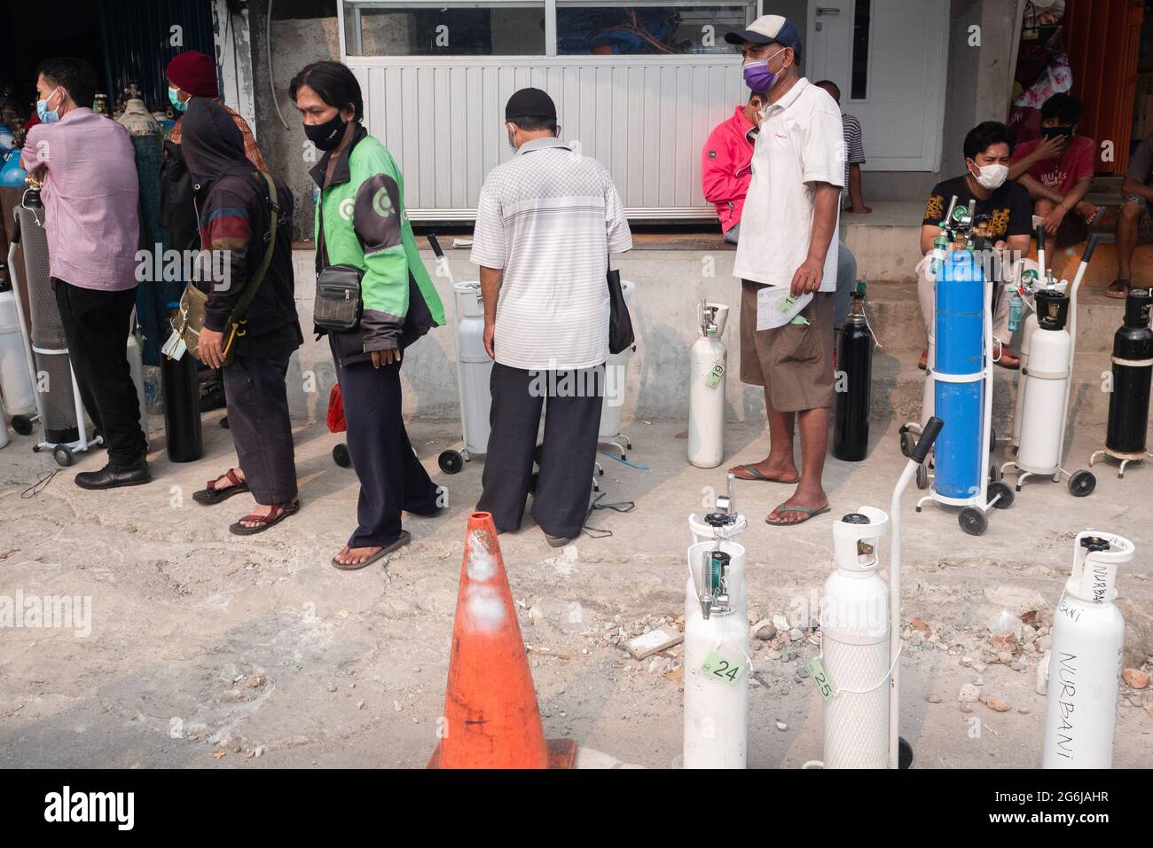 Giacarta, Indonesia. 05 luglio 2021. La gente aspetta in fila per riempire i propri serbatoi di ossigeno in una stazione di rifornimento a Jakarta. L’Indonesia si trova di fronte a una crisi dell’ossigeno nel corso di un’impennata dei casi di Covid-19. Il 4 luglio il governo indonesiano ha annunciato 2,284,084 casi confermati di COVID-19 in tutte le 34 province indonesiane, con 295,228 casi attivi e 60,582 decessi. Credit: SOPA Images Limited/Alamy Live News Foto Stock