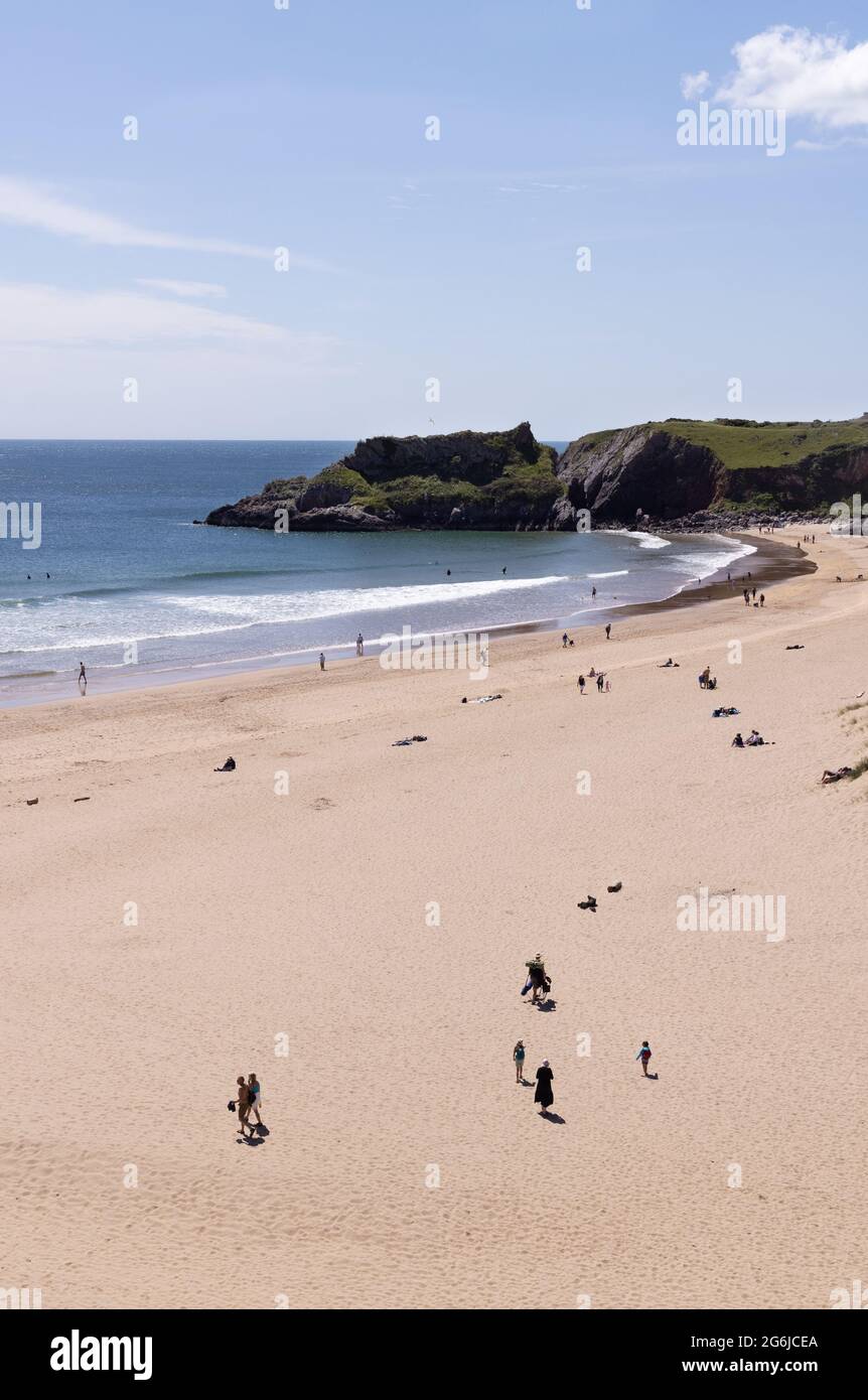 Pembrokeshire Coast - persone sulla Unaffolled Broad Haven Beach al sole estivo, la tenuta Stackpole, Pembrokeshire, Galles UK Foto Stock