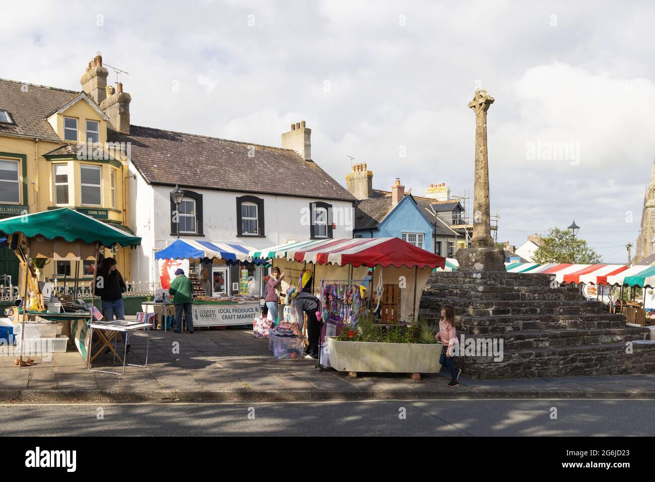 Piazza del mercato del Galles; persone che partecipano allo stand al mercato all'aperto, St Davids, Pembrokeshire Wales UK Foto Stock