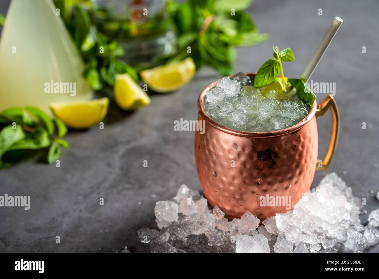 Moscow mule cocktail nella tazza di rame con lime e lo zenzero birra, vodka e menta guarnire Foto Stock