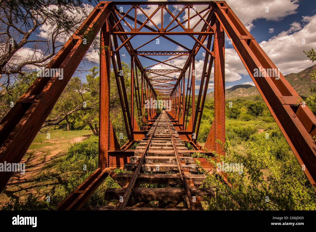 Vista frontale di un ponte ferroviario da una linea ferroviaria chiusa a Salta, Argentina. Foto Stock