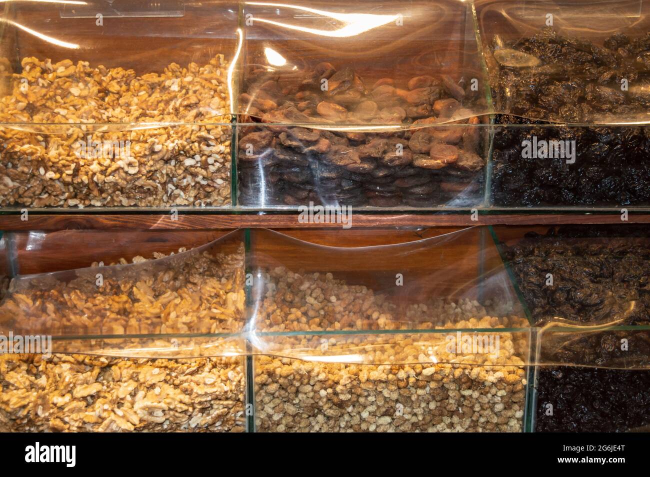 Noci biologiche, more secche, uvetta e albicocche secche divise in groups.Nuts e frutta secca sono per sale.food venduto a herbalist.Healthy. Foto Stock