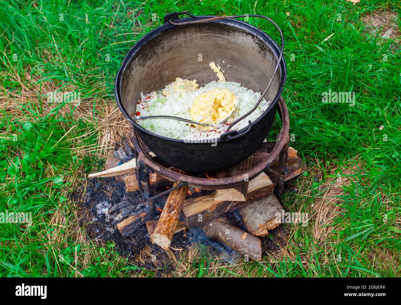 Calderone con cibo tradizionale rumeno sul fuoco Foto Stock