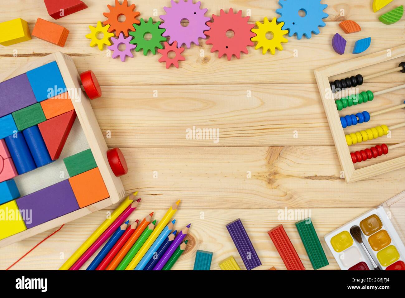 Frazioni matematiche colorate, cubi, matite su tavola di legno. Matematica interessante per i bambini. Educazione, concetto di ritorno alla scuola Foto Stock
