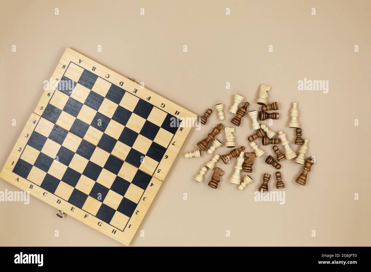 Scacchiera e figure di scacchi, cubetti di legno, giochi di puzzle su sfondo beige. Popolari giochi di logica per il pensiero logico. Foto Stock