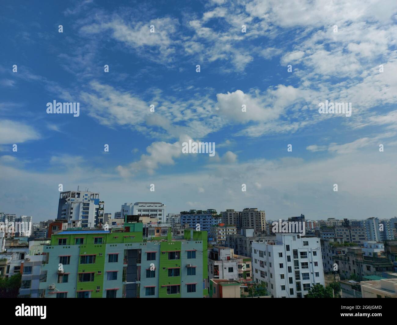 La capitale del Bangladesh Dhaka città paesaggio in una mattina soleggiata. Vista sulla città di Dhaka con cielo blu. Bella città del Bangladesh dall'alto. Foto Stock