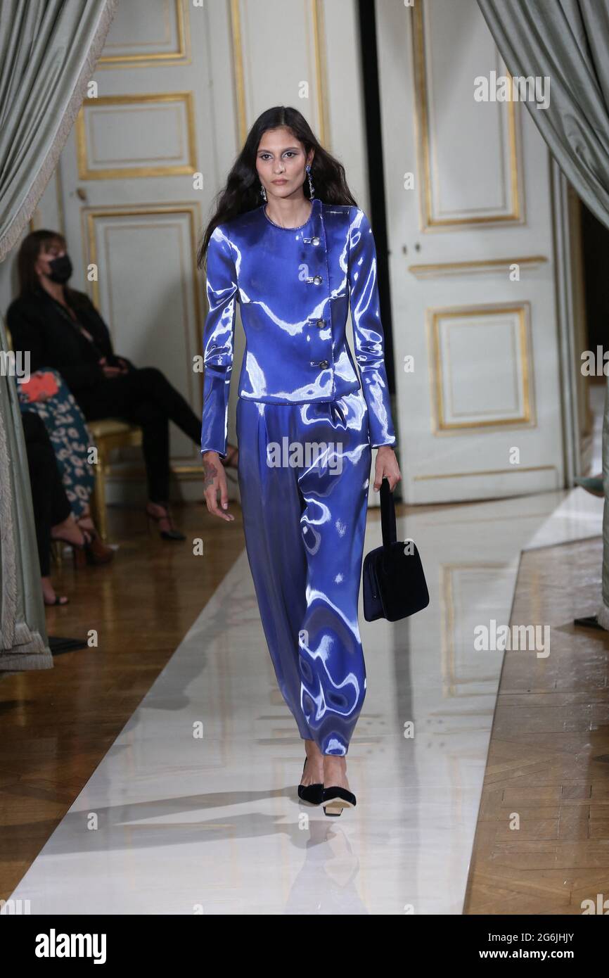 Una modella cammina sulla pista durante LA sfilata di moda GIORGIO ARMANI  PRIVE Haute Couture come parte della Paris Fashion Week Autunno/Inverno 2021 -2022 il 6 luglio 2020 a Parigi, Francia. Foto di