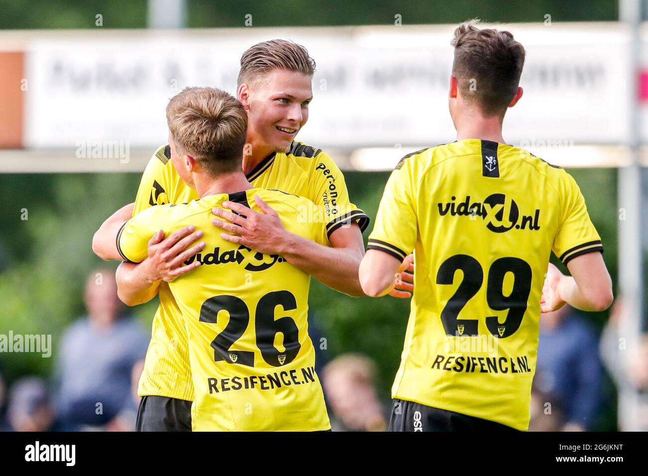 VENRAY, PAESI BASSI - 6 LUGLIO: Stan van Dijck di VVV Venlo festeggia dopo aver segnato il suo secondo gol team, Levi Swans di VVV Venlo durante la partita di preseason friendly Match tra SV Venray e VV Venlo allo Sportpark de Wieen il 6 luglio 2021 a Venray, Paesi Bassi (Foto di Broer van den Boom/Orange Pictures) Foto Stock