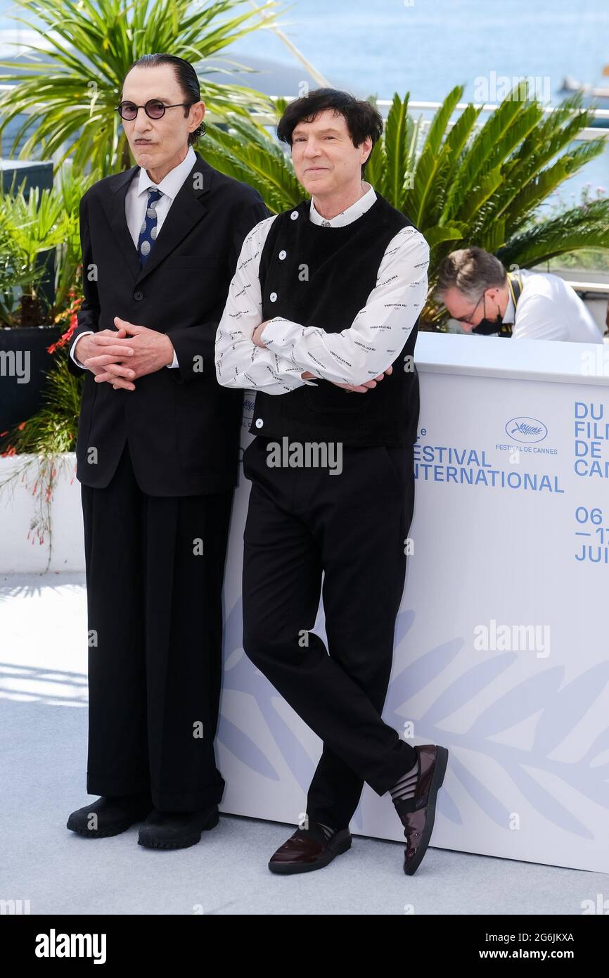 Palais des festival, Cannes, Francia. 6 luglio 2021. Scintille si pone al Photocall per Annettee. Ron Mael, Russell Mael. Foto per credito: Julie Edwards/Alamy Live News Foto Stock