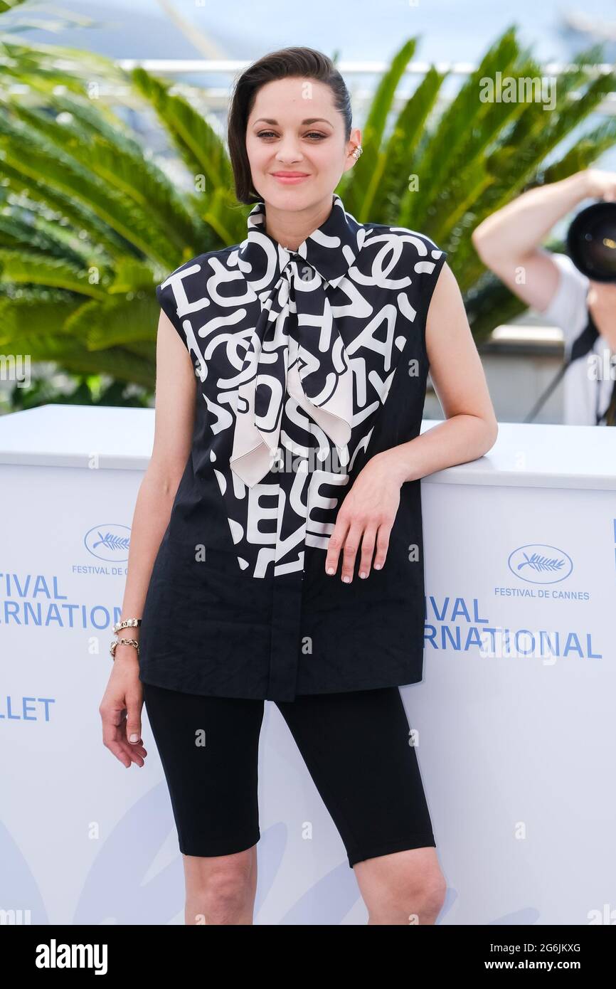 Palais des festival, Cannes, Francia. 6 luglio 2021. Marion Cotillard si pone al Photocall per Annettee. Foto per credito: Julie Edwards/Alamy Live News Foto Stock